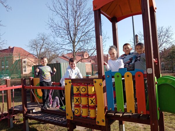 Wiosenne zabawy w przedszkolnym ogrodzie 😃