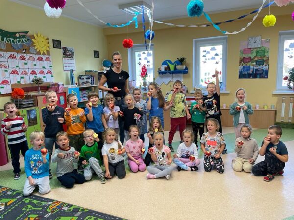 Mama Mai z grupy „Gwiazdeczek” odwiedziła nas i opowiedziała przedszkolakom, na czym polega jej praca jako dyrektor ds. sportu i rekreacji w Świeciu😍