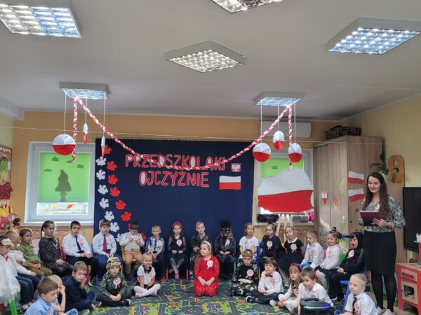 Akademia z okazji Narodowego Święta Niepodległości w wykonaniu 5 i 6 latków 🤍💝
