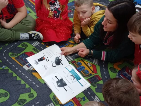 Język angielski w grupie Słoneczek 😊☀️ z Walentynkową bajką w tle 🥰❤️📖🐈🐾