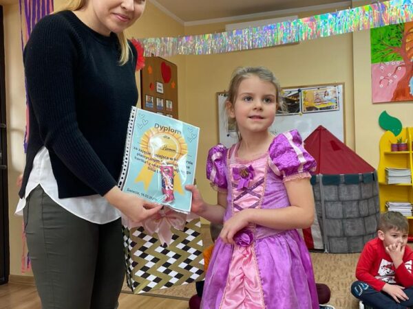 Rozstrzygnięcie konkursu logopedycznego, gratulujemy Maji za zajęcie 1 miejsca 👅💋👄🏆