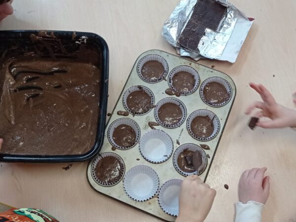 Dziś szykowaliśmy na podwieczorek „Gruszkowe babeczki z czekoladą” z konkursowego przepisu Ignacego. Mniam!!! 😃😋🧁