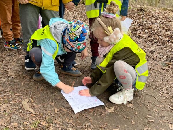 5i 6 latki wcieliły się w role obserwatorów przyrody i wybrały się do pobliskiego parku by poszukać śladów wiosny 🌼🌻🥀😁